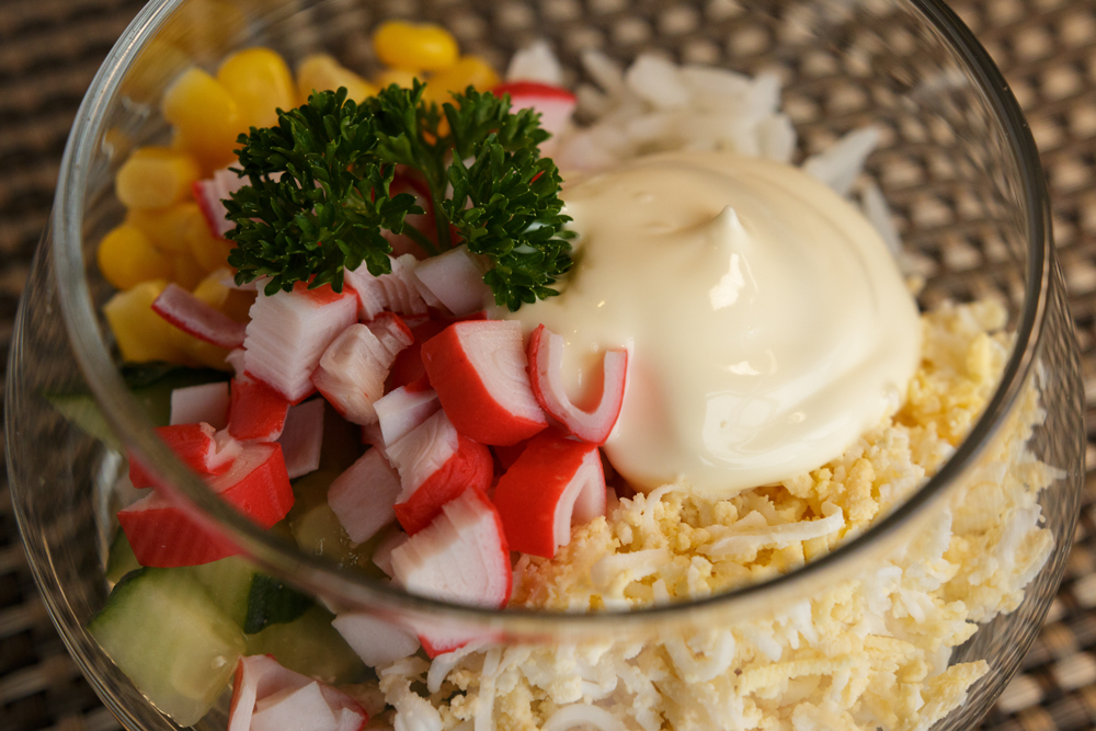 Рецепт нежнейший крабовый салат. Салат крабовый. Салат из крабовых палочек и яиц. Салат с крабовыми палочками Ингредиенты. Салат с крабовыми палочками и яйцом.
